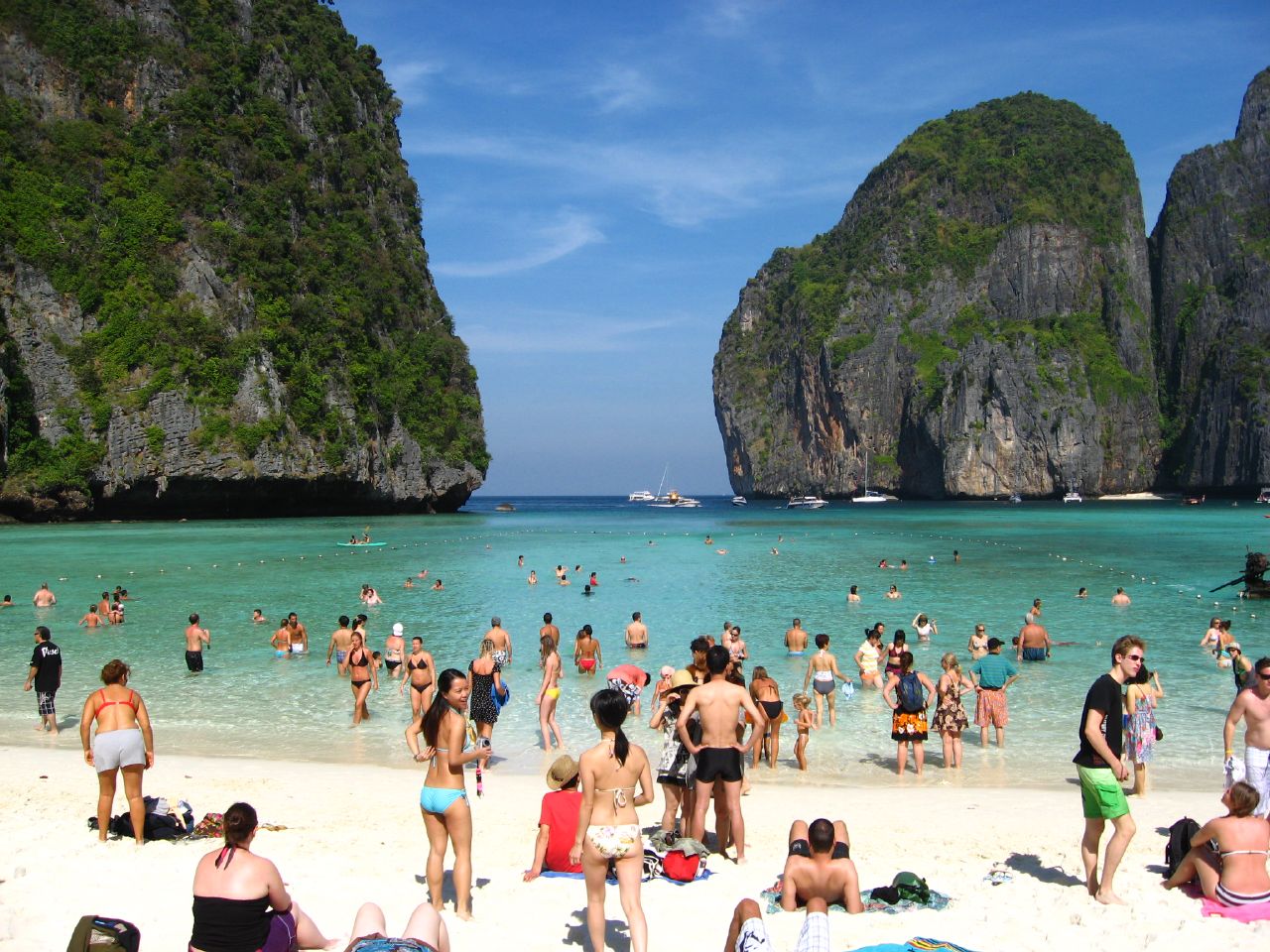 Таиланд какая. Реальные пляжи Тайланда. Пхукет туристы. Известный пляж Тайланда. Тайланд пляж люди.
